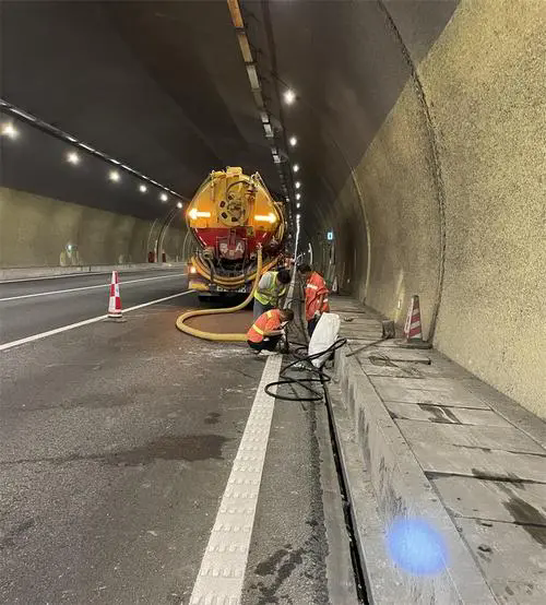 奇台隧道排水渠清淤